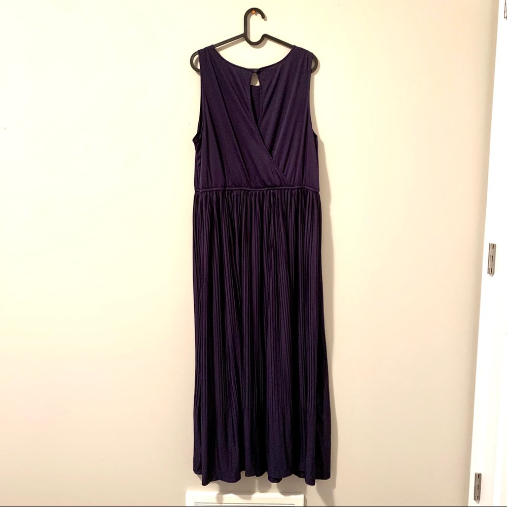 Navy maxi dress with pleated crepe skirt detail - Picture 2 of 6